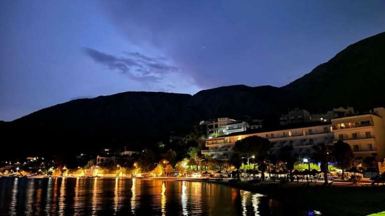 Η όμορφη παραθαλάσσια κωμόπολη του Ιονίου που αποτελεί το ιδανικό ησυχαστήριο - Μόλις 3,5 ώρες από την Αθήνα