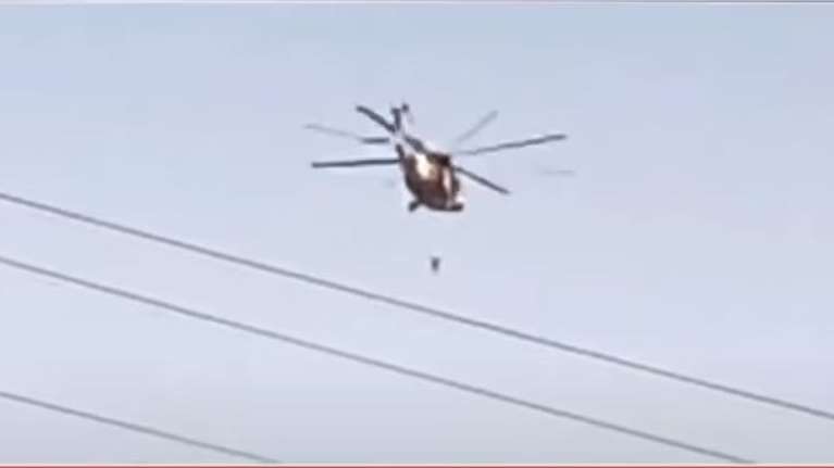 Αφγανιστάν: Bίντεο σοκ με κρεμασμένο με σκοινί άντρα από ελικόπτερο Black Hawk που πετούν Ταλιμπάν