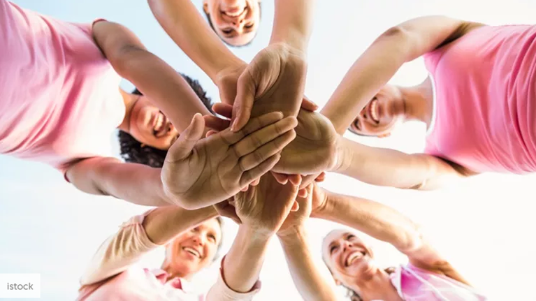 Us stronger: Δύο δημοσιογράφοι και 3 άνθρωποι από το χώρο της Υγείας για τον καρκίνο του μαστού