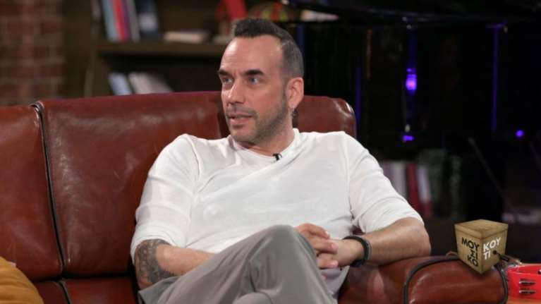 Ο Μουζουράκης αποκαλύπτει: &quot;Πήδηξα τα κάγκελα και έσκισα το παντελόνι μου για να μην πληρώσω εισιτήριο&quot; [βίντεο]