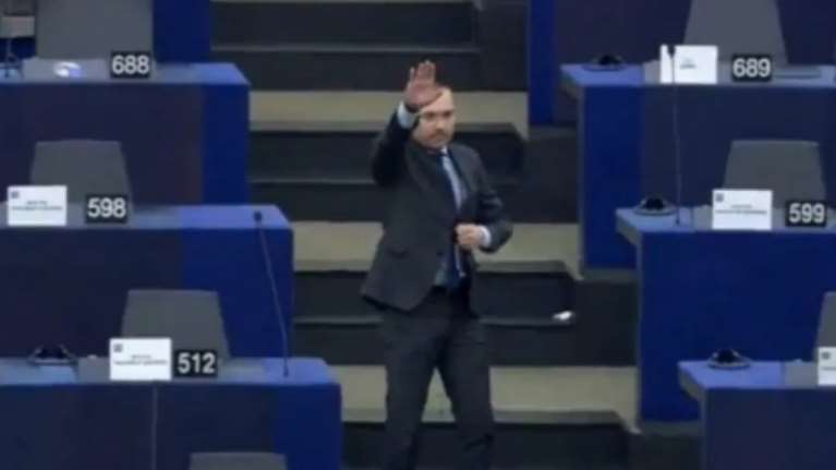 Σάλος με Βούλγαρο ευρωβουλευτή - Χαιρέτισε ναζιστικά μέσα στο Ευρωπαϊκό Κοινοβούλιο