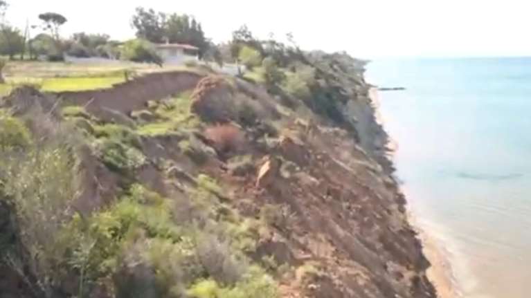 Μεγάλη κατολίσθηση στην Αχαΐα: Το έδαφος υποχώρησε κι έπεσε στη θάλασσα [βίντεο]