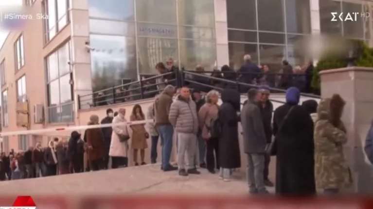 Τουρκία: Τεράστιες ουρές από ανθρώπους που σπεύδουν να προμηθευτούν λίγο φθηνό κρέας - Φωνάζουν με απόγνωση [βίντεο]