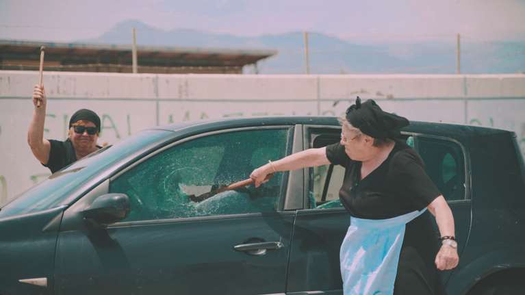 Κρητικές γιαγιάδες vs Trappers - Το viral βίντεο που &quot;τρέλανε&quot; το διαδίκτυο και το... μελιτζανάκι