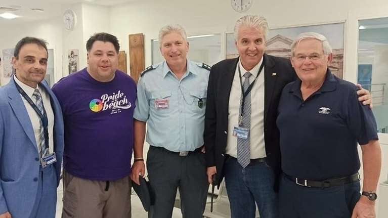 Αλεξανδρούπολη: Οργισμένος ο μητροπολίτης για την εμφάνιση του Αμερικανού Πρέσβη - &#39;&#39;Ανεπίσημη και ανέμελη ενδυμασία&#39;&#39;