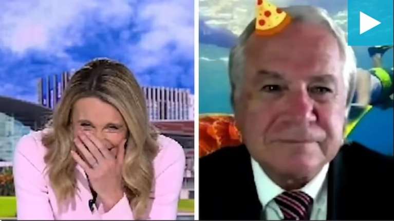 Viral η παρουσιάστρια που κλαίει από τα γέλια με συνεντευξιαζόμενο που… πάλευε με το φόντο του zoom [Βίντεο]