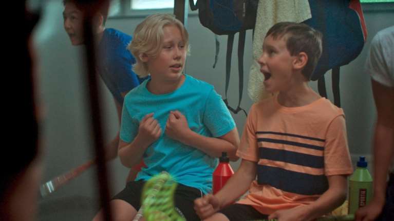 &quot;Αγόρια στο ντους&quot;: &quot;Η ταινία απευθύνεται σε παιδιά άνω των 12 και δεν έπρεπε να προβληθεί&quot; - Τι λέει ψυχολόγος