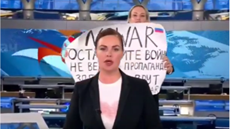 Η ηρωίδα Ρωσίδα δημοσιογράφος Οβσιάνικοβα αρνήθηκε το άσυλο στη Γαλλία: Δεν θέλουμε να μεταναστεύσουμε πουθενά