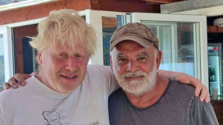 Ο Μπόρις Τζόνσον ήπιε... ουζάκια με τον Κώστα Μυλωνά από τα &quot;Παιδιά της Νύχτας&quot;: &quot;Είναι απλός άνθρωπος&quot; [εικόνες]