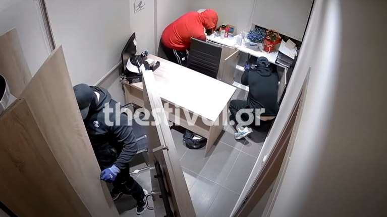 Θεσσαλονίκη: Βίντεο ντοκουμέντο - Η στιγμή που διαρρήκτες αρπάζουν χρηματοκιβώτιο από οίκο ευγηρίας