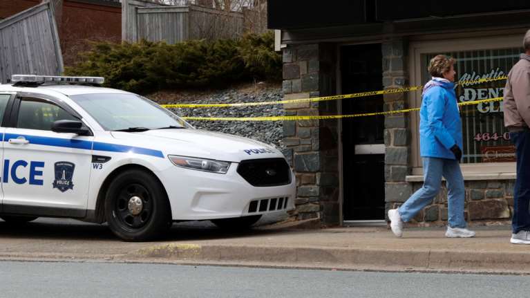 Καναδάς: Μια 30χρονη που πυροβολήθηκε στο στήθος σώθηκε χάρη στα εμφυτεύματα σιλικόνης