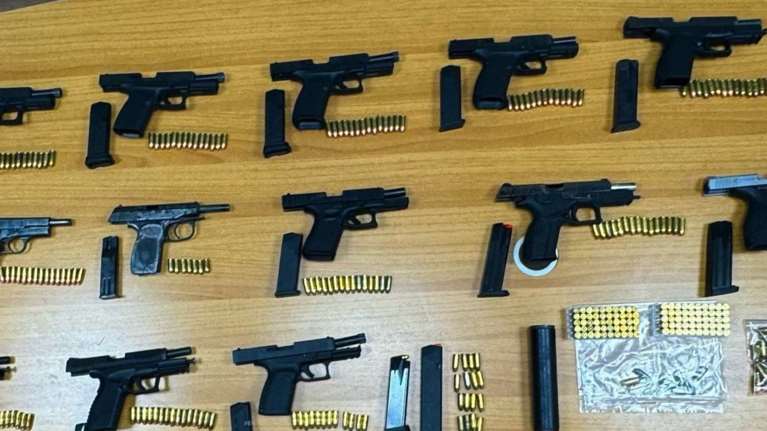 Διπλή δολοφονία στη Γλυφάδα: Η στιγμή που η ΕΛΑΣ εντοπίζει τα όπλα σε σπίτια των Τούρκων [βίντεο]