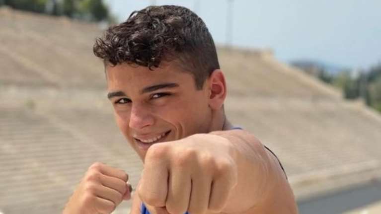 Βασίλης Τόπαλος: &quot;Τον έβαλαν να αγωνιστεί με 20χρονο 70 κιλά&quot;- Τι λέει η γιαγιά του 16χρονου για το μοιραίο χτύπημα