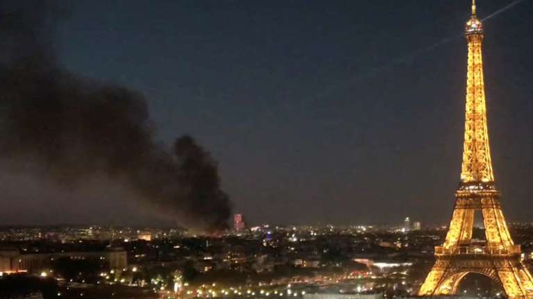 Μεγάλη φωτιά στο Παρίσι: Καίγεται κέντρο διαλογής ανακυκλώσιμων υλικών - Πυκνοί μαύροι καπνοί πάνω από την πόλη [βίντεο - εικόνες]