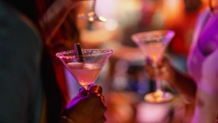 Αμετανόητοι οι ιδιοκτήτες μπαρ σε όλη την Ελλάδα: Νέα κρούσματα μεθυσμένων ανήλικων που καταλήγουν στο νοσοκομείο