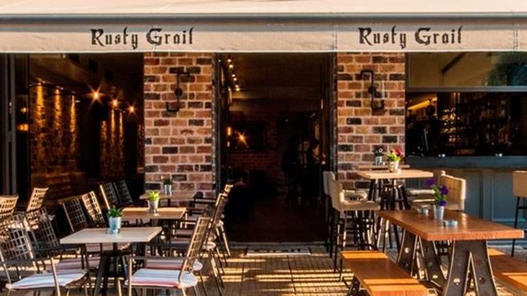 Νέα Σμύρνη: Μετά τον σάλο, ο ιδιοκτήτης της καφετέριας που έδιωξε τους ηλικιωμένους προσκάλεσε... ΚΑΠΗ σε πάρτι με DJ