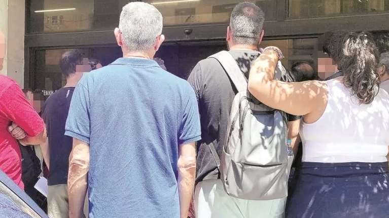 Ξεροσταλιάζουν για μία ταυτότητα ... χωρίς τσιπάκι! - Ουρές έξω από αστυνομικά τμήματα [εικόνες]