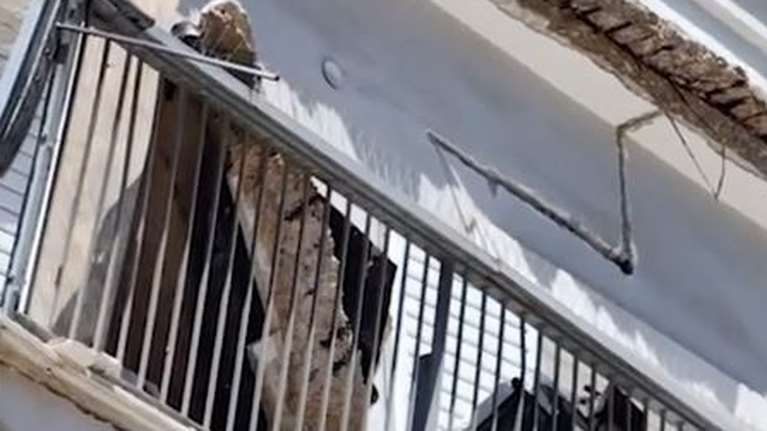 Άργος: Στο ΚΑΤ η γυναίκα που τραυματίστηκε σοβαρά όταν κατέρρευσε μπαλκόνι - "Πονάω, δεν μπορώ να αναπνεύσω"