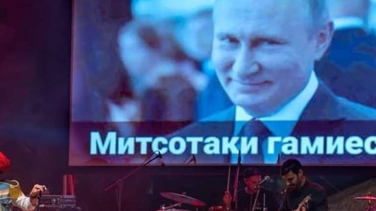 Το χυδαίο σύνθημα εναντίον του Μητσοτάκη στο Φεστιβάλ ΣΥΡΙΖΑ που γυρίζει μπούμερανγκ