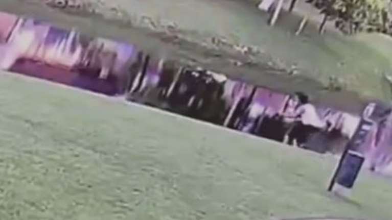 Βίντεο σοκ: Μητέρα πετάει τον 9χρονο αυτιστικό γιο της σε κανάλι για να τον πνιξει