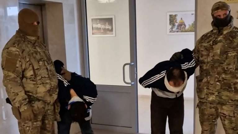 Μακελειό στην Μόσχα: Νέα βίντεο με τη σύλληψη και ανάκριση των υπόπτων - Με δεμένα μάτια στην επιτροπή ερευνών