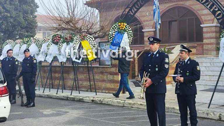 Θρήνος στην κηδεία του 32χρονου αστυνομικού που σκότωσε ο Νορβηγός - &quot;Γιατί παλικάρι μου&quot; σπάραζε η μητέρα του [εικόνες-βίντεο]
