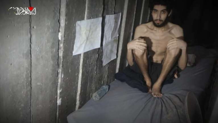 Γάζα: Η Χαμάς έδωσε στη δημοσιότητα εικόνες από έναν Ισραηλινό όμηρο - Εμφανώς υποσιτισμένος