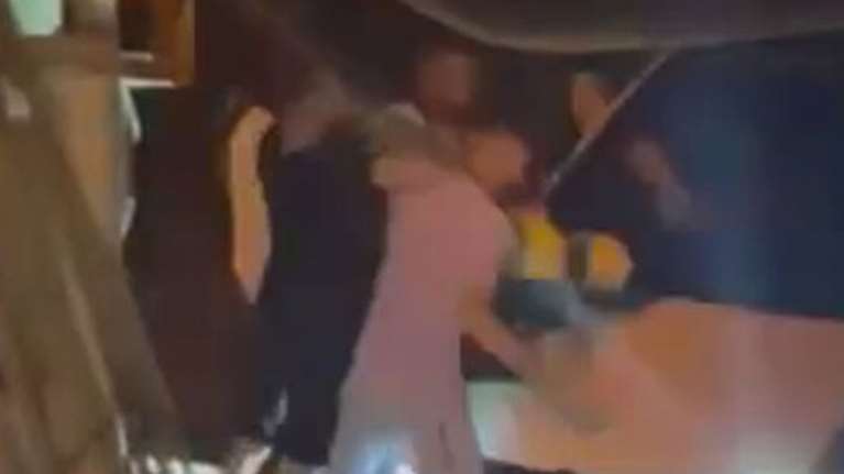 Κυψέλη: Σοκάρει το βίντεο του ξυλοδαρμού του υπαλλήλου καθαριότητας - Τον χτυπούσαν γιατί βιάζονταν να περάσουν