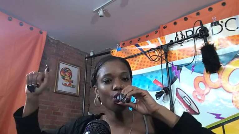 Η γυναίκα που σκότωσε τον ομογενή αστυνομικό Τσάκο έλεγε &quot;f@ck the police&quot; κι έπινε σφηνάκια λίγες ώρες πριν