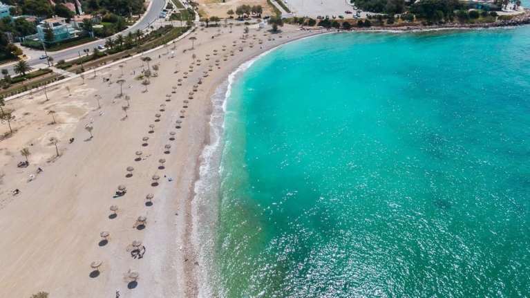 Οι πλαζ της Αττικής έτοιμες να υποδεχθούν τον κόσμο με ασφάλεια - Τι λένε οι δήμαρχοι της παραλιακής