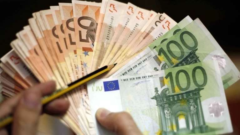 Έχουμε τις ίδιες μεικτές αποδοχές με το… 2006 και μας κάνουν κρατήσεις έως και 44%