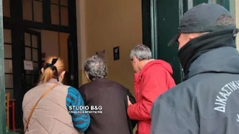 Στα δικαστήρια η 72χρονη αγρότισσα που μαχαίρωσε και σκότωσε 50χρονο όταν εκείνος θέλησε να την ληστέψει μέσα στον πάγκο της