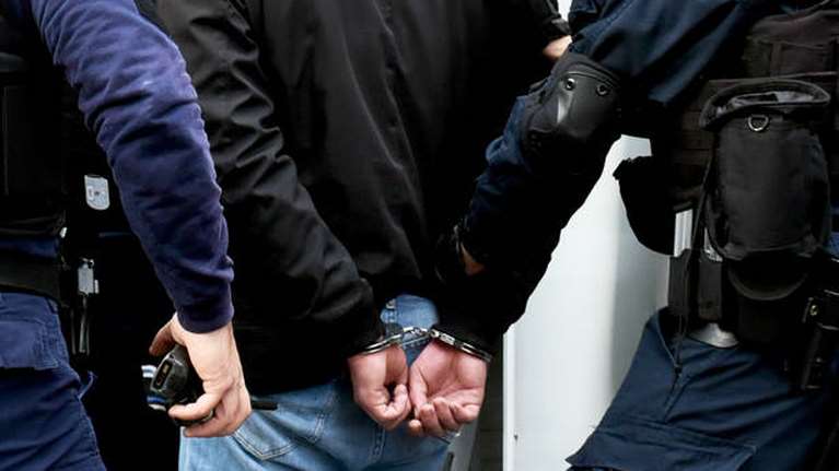 Μεγάλη αστυνομική επιχείρηση σε Αχαΐα και Αιτωλοακαρνανία: Χειροπέδες σε δέκα μέλη σπείρας