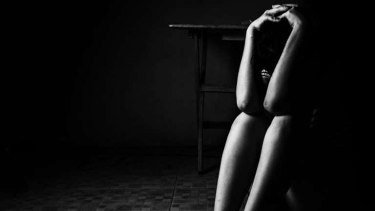 Θεσσαλονίκη: 22χρονη καταγγέλλει ότι τη βίασε ο ξάδελφός της μέσα στην τουαλέτα κλαμπ