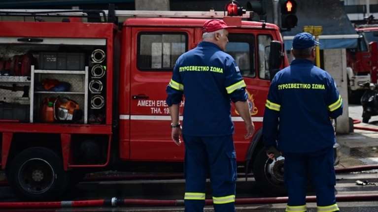 Φωτιά σε διαμέρισμα στο Παλαιό Φάληρο - Απεγκλωβίστηκαν δύο ηλικιωμένοι