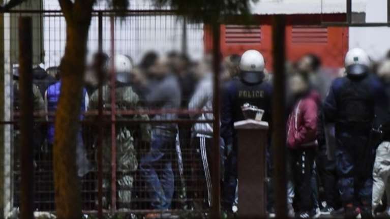 Ρέντη: Επικεφαλής συνδέσμου ο &quot;καθοδηγητής&quot; με το full face - Οχημα &quot;ντελίβερι&quot; με τις φωτοβολίδες