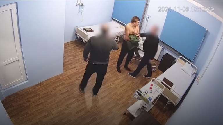 Γεωργία: Ημίγυμνο κουβαλούν σαν σακί τον πρώην πρόεδρο Σαακασβίλι στο νοσοκομείο των φυλακών [βίντεο]