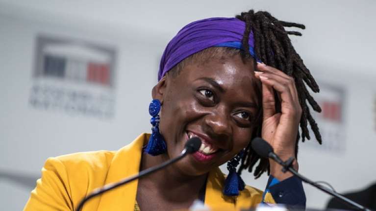 Κατακραυγή για σκίτσο περιοδικού στη Γαλλία - Αναπαριστά μαύρη πολιτικό ως σκλάβα με αλυσίδες στο λαιμό [εικόνα]