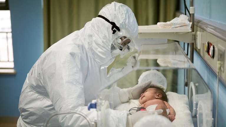 Κορονοϊός: Αγωνία για βρέφος 2 μηνών που νοσηλεύεται σε ΜΕΘ - 15 παιδιά σε νοσοκομεία στην Αττική
