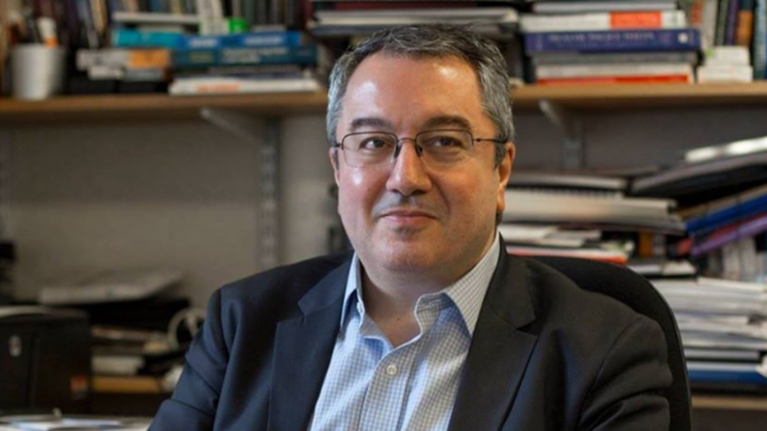 Μόσιαλος: Όλα τα σενάρια για τη μετάλλαξη Όμικρον - Τι ξέρουμε και γιατί ανησυχούμε