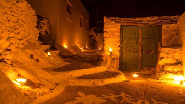 Πάσχα στην Αμοργό: Η φύση μυρίζει φυτά και βότανα, κατανυκτική ατμόσφαιρα, ψημένη ρακή, βαγιές και &quot;Λαζαράκια&quot;