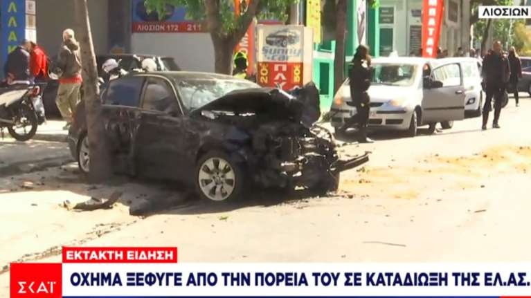 Κλεμμένο όχημα που καταδίωκε η ΕΛ.ΑΣ, ξέφυγε από τον δρόμο και έπεσε σε πεζούς- Δύο οι τραυματίες