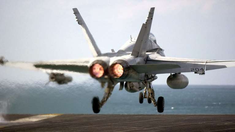 Απίστευτο: Πώς οι Αμερικανοί κατέρριψαν δικό τους F-18 στην Ερυθρά Θάλασσα -  Το λάθος του καταδρομικού &quot;USS Gettysburg&quot;