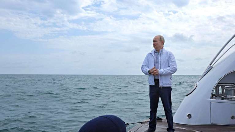 Ο Πούτιν &quot;επαναπατρίζει&quot; το πολυτελές γιοτ του από το Αμβούργο - Φοβάται κατάσχεση λόγω κυρώσεων για την Ουκρανία