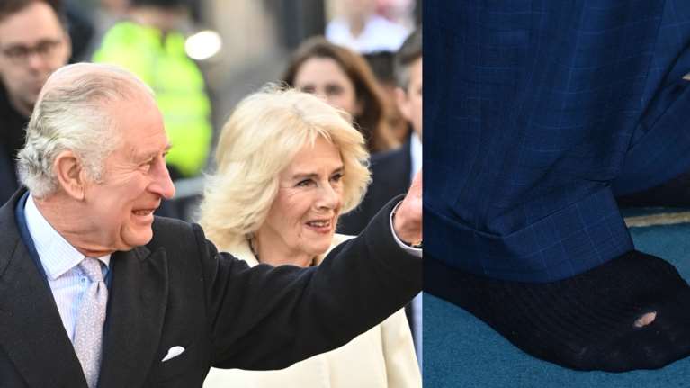 Βασιλιάς Κάρολος: Έβγαλε τα παπούτσια του και όλοι είδαν την τρύπια κάλτσα του - &quot;Είναι ένας από εμάς&quot;