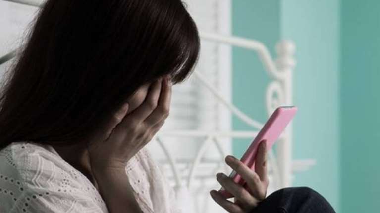 Πάτρα: Κόρη γνωστού πολιτικού έπεσε θύμα του κυκλώματος revenge porn [Βίντεο]