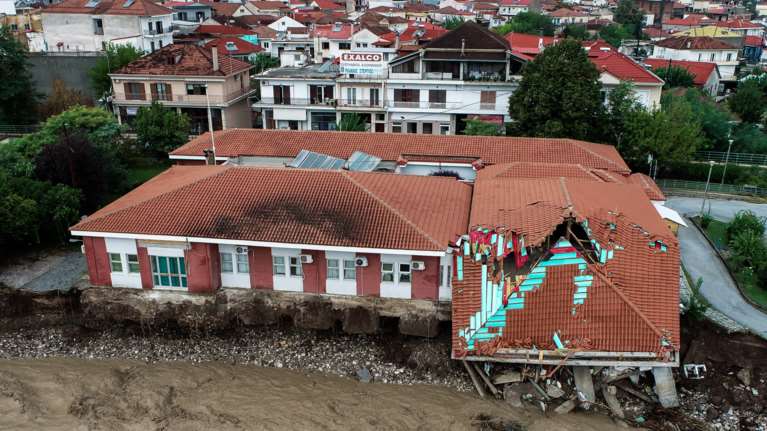 Κακοκαιρία "Ιανός": Στο "μάτι" του κυκλώνα η Καρδίτσα - Δείτε συγκλονιστικές επιχειρήσεις διάσωσης [εικόνες, βίντεο]