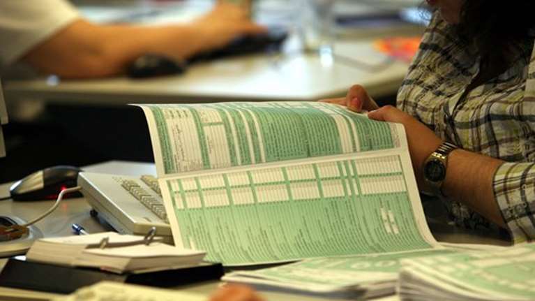 Ποιοι θα πληρώσουν 50% λιγότερο φόρο με τα φετινά εκκαθαριστικά της Εφορίας - Αναλυτικά παραδείγματα