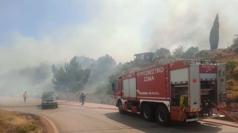 Mεγάλη φωτιά στη Βοιωτία: Ενα χλμ από το Δίστομο οι φλόγες - Πυροσβέστες και κάτοικοι παλεύουν να μην φτάσουν στα σπίτια