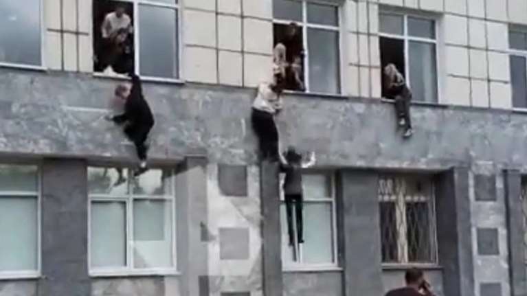 Μακελειό στη Ρωσία: Τουλάχιστον 8 νεκροί από επίθεση ενόπλου σε πανεπιστήμιο - Φοιτητές πηδούν από τα παράθυρα για να σωθούν [βίντεο]